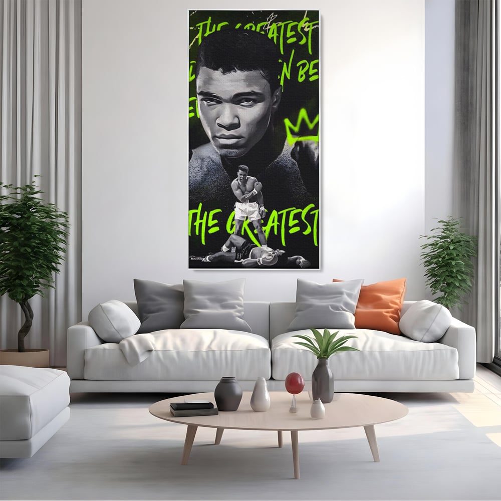 Tablou canvas cu tablou canvas cu portretul lui muhammad ali, in rama de aluminiu argintiu, pe perete intr-un living